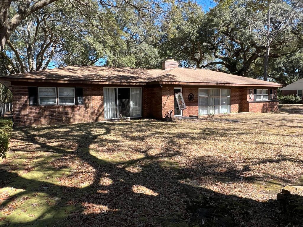 Photo of 111 Newington Road, Summerville, SC 29485 (MLS # 25032673)