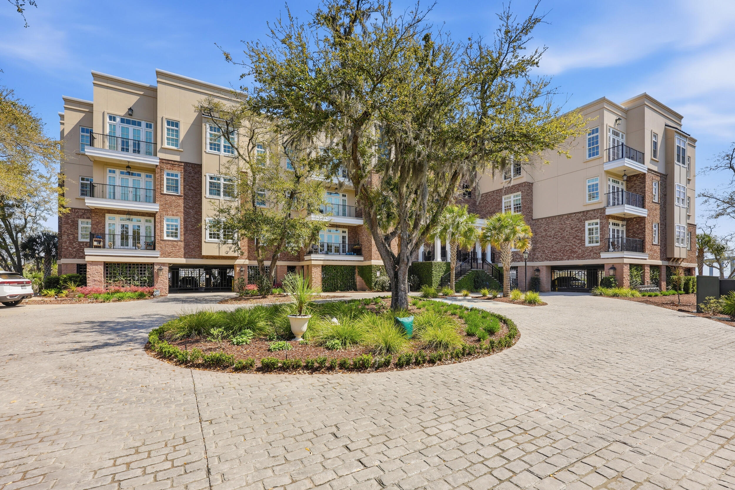 134 Fairbanks Oak Alley Unit 403