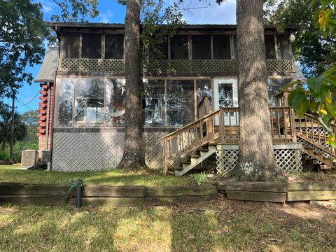 A home in Summerton