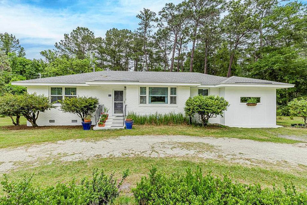 Photo of 315 Golf Road, Summerville, SC 29483 (MLS # 26012227)