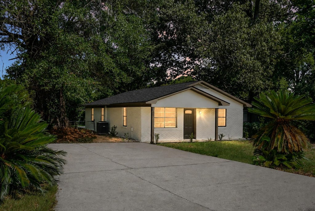 Photo of 2052 Vestry Drive, Charleston, SC 29414 (MLS # 26021063)