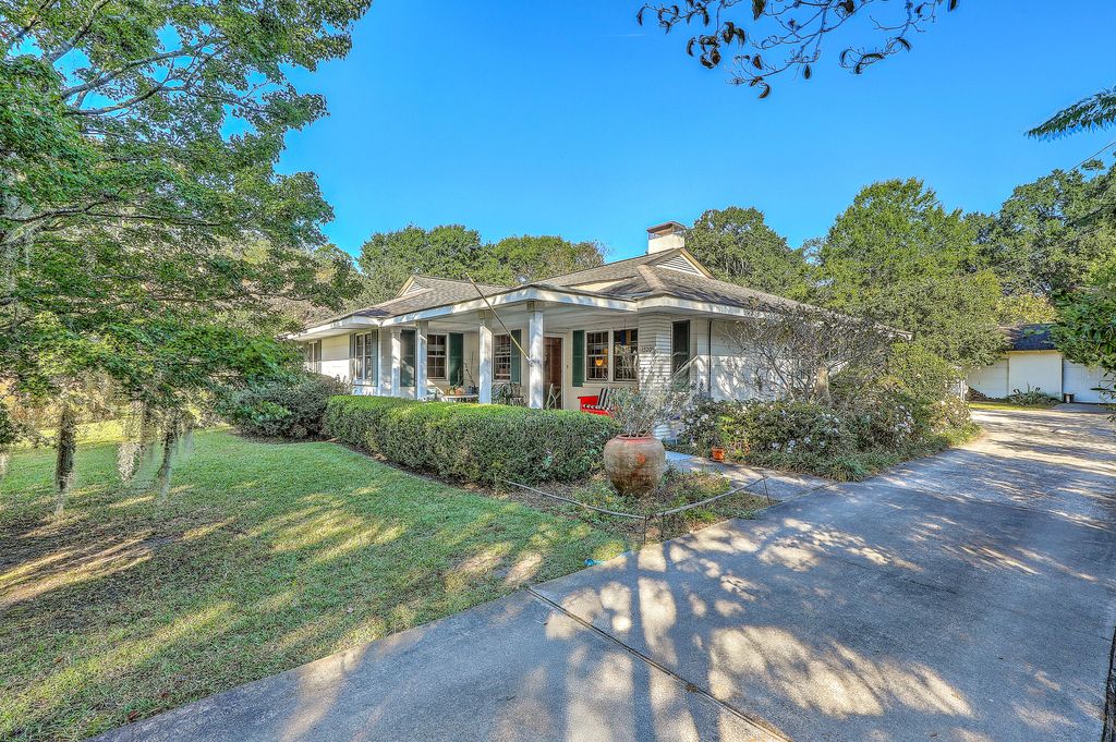 Photo of 1320 S Edgewater Drive, Charleston, SC 29407 (MLS # 25028984)