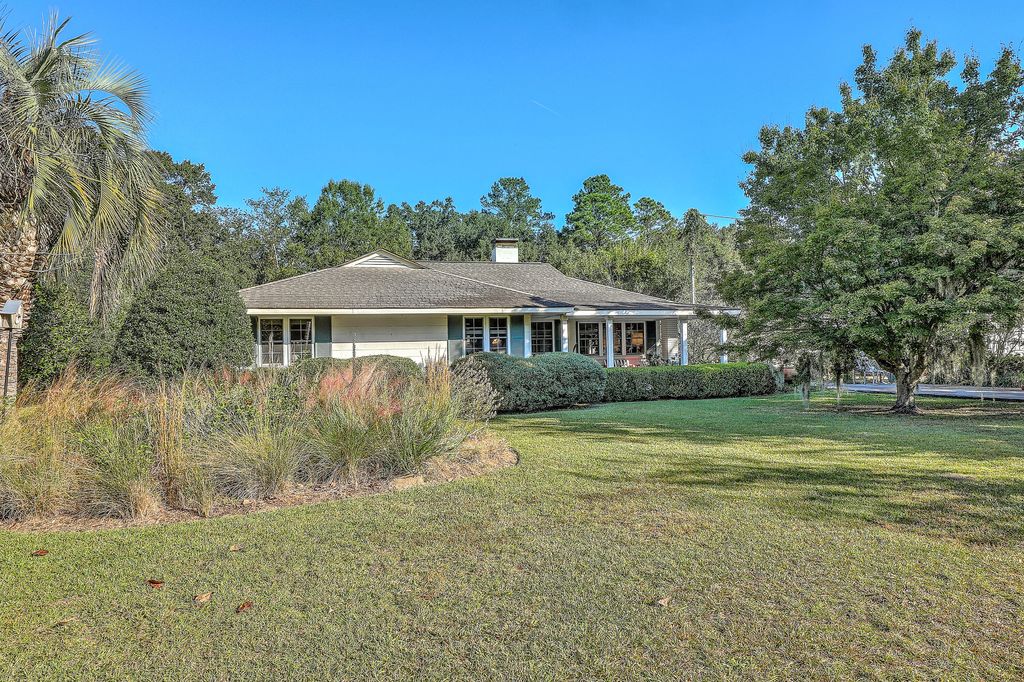 Photo of 1320 S Edgewater Drive, Charleston, SC 29407 (MLS # 25028984)