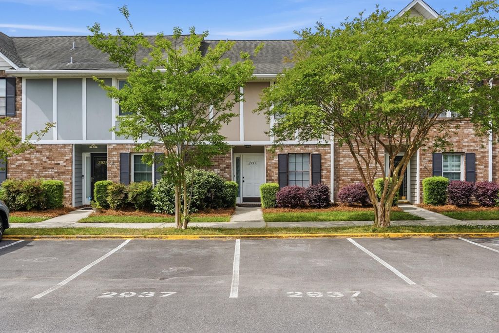 Photo of 2937 Oxford Place, Charleston, SC 29414 (MLS # 26011761)