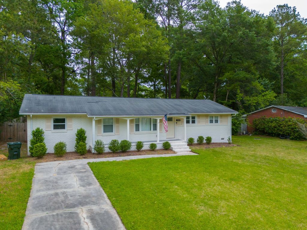 Photo of 308 Forest Circle, Summerville, SC 29483 (MLS # 26007755)