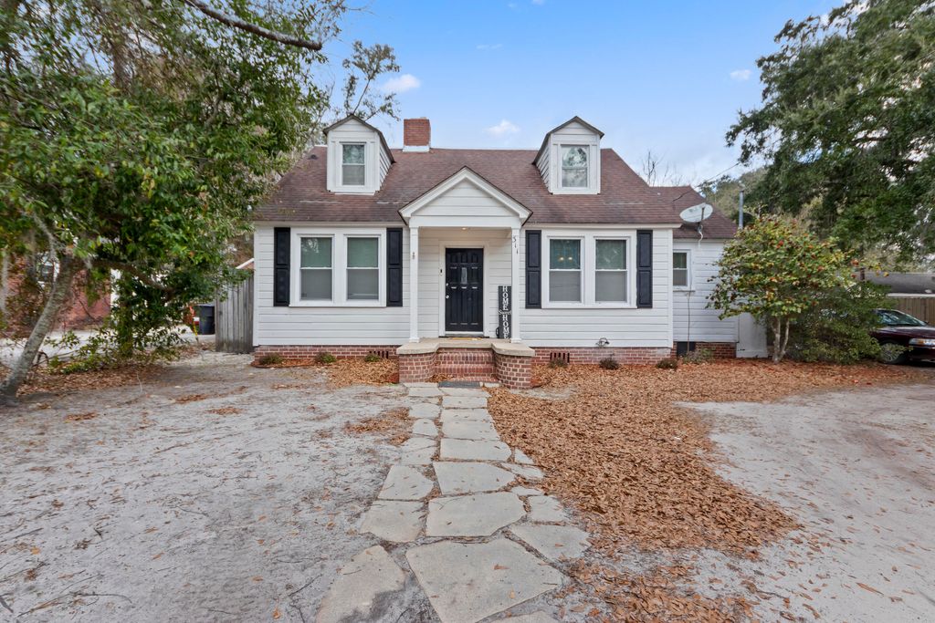 Photo of 311 Warren Street, Walterboro, SC 29488 (MLS # 26002044)