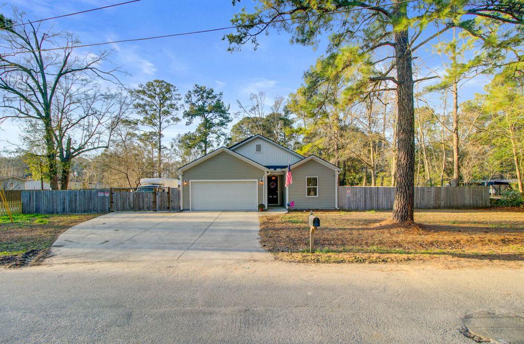 Photo of 119 Bell Drive, Summerville, SC 29485 (MLS # 26001485)
