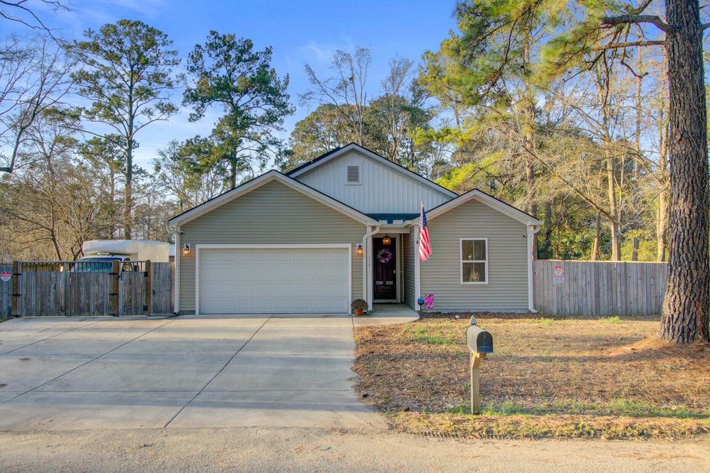 Photo of 119 Bell Drive, Summerville, SC 29485 (MLS # 26001485)