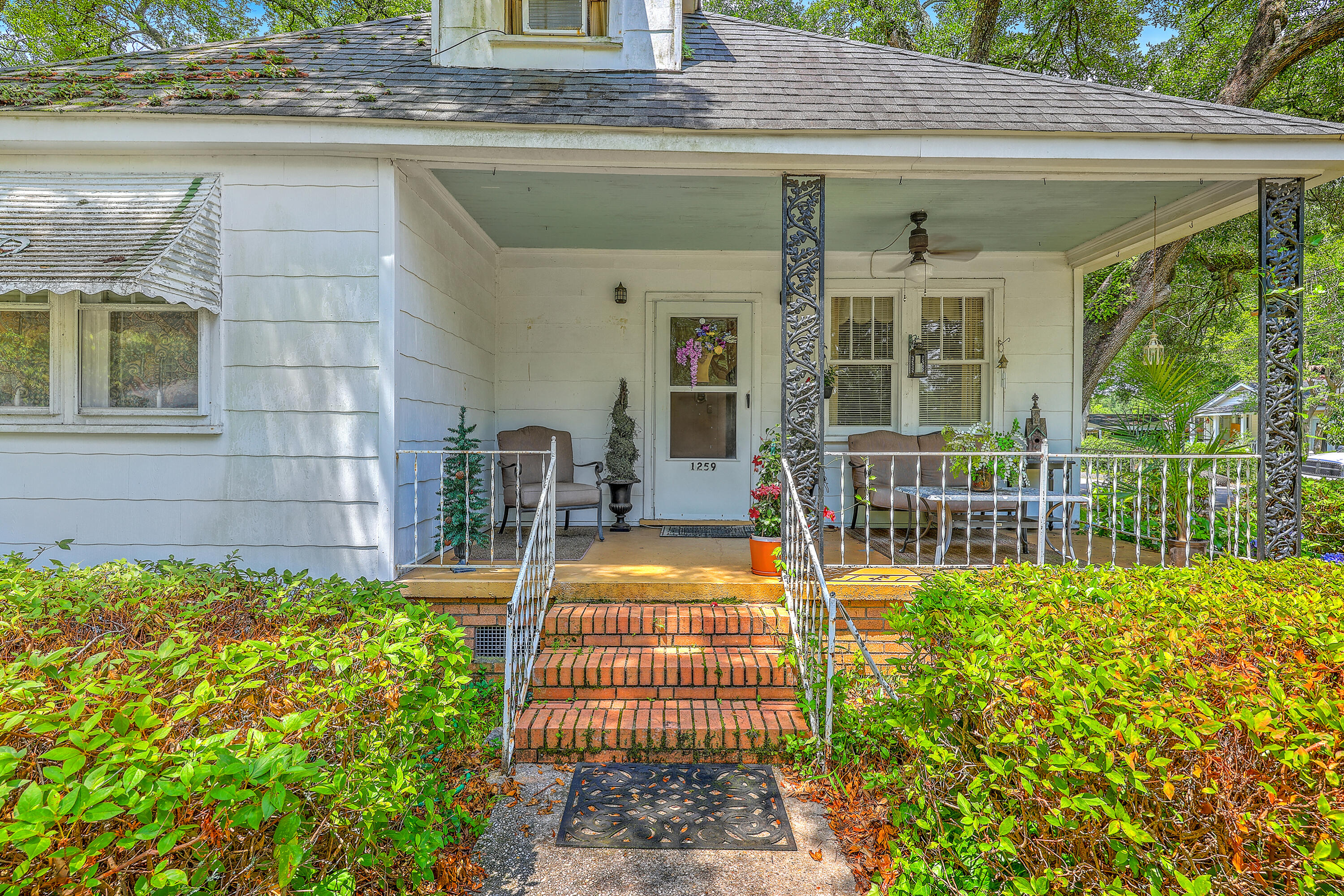 1259 Wisteria Road