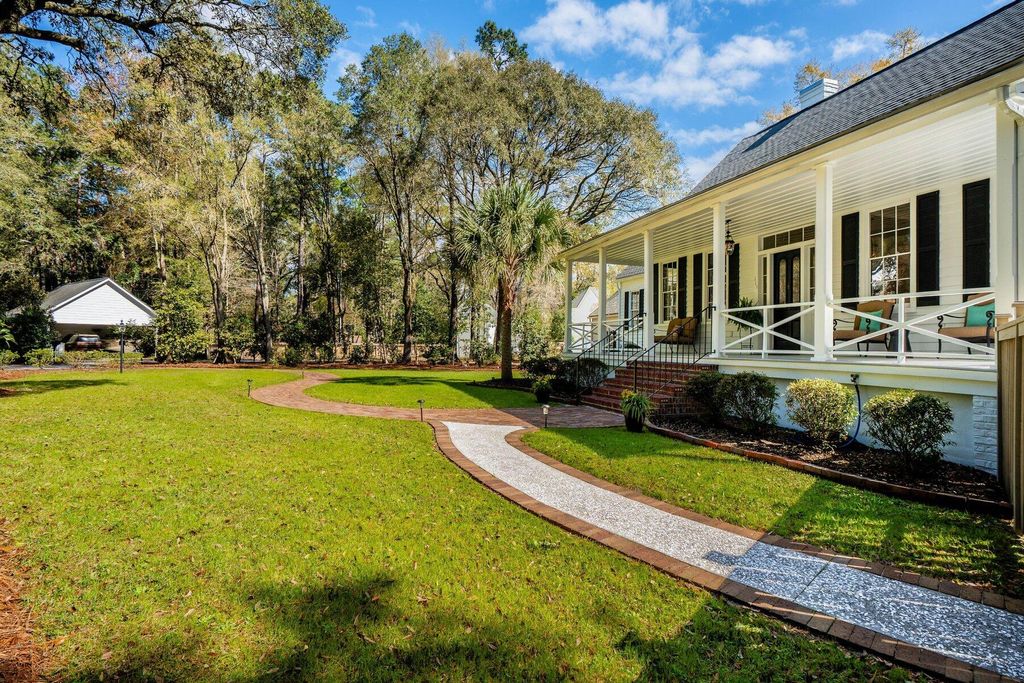 Photo of 111 E Carolina Avenue, Summerville, SC 29483 (MLS # 26007374)