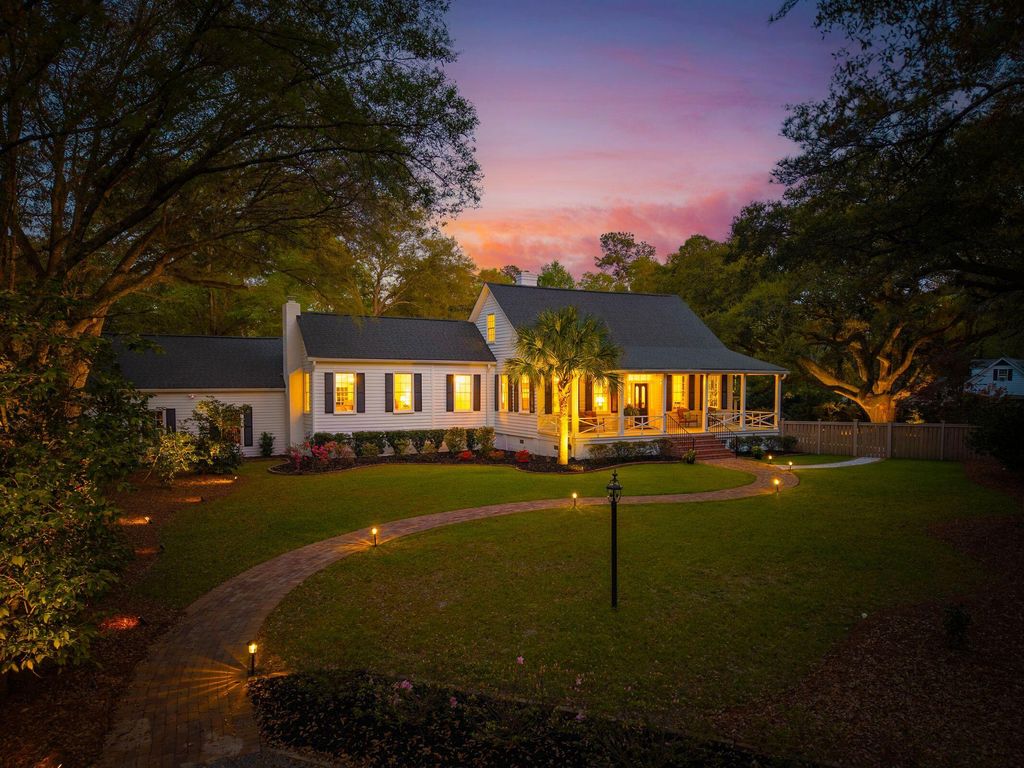 Photo of 111 E Carolina Avenue, Summerville, SC 29483 (MLS # 26007374)