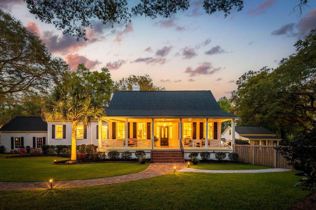 Photo of 111 E Carolina Avenue, Summerville, SC 29483 (MLS # 26007374)