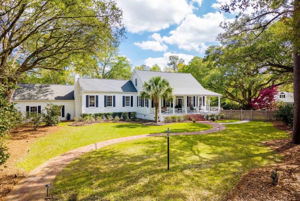 Photo of 111 E Carolina Avenue, Summerville, SC 29483 (MLS # 26007374)