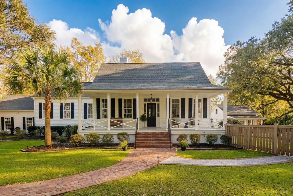 Photo of 111 E Carolina Avenue, Summerville, SC 29483 (MLS # 26007374)