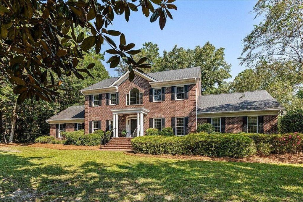 Photo of 117 Drayton Drive, Summerville, SC 29483 (MLS # 26001130)