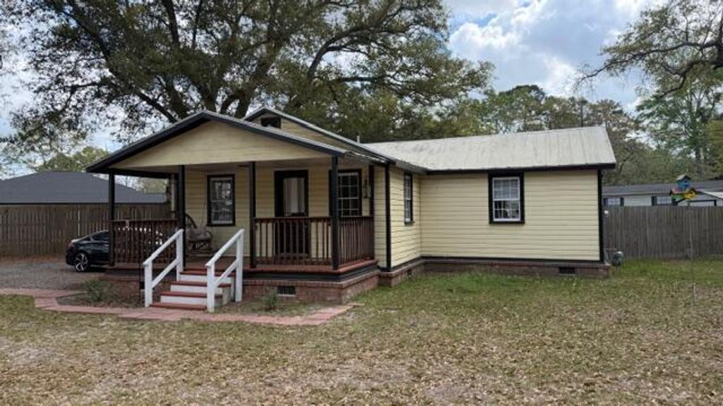 Photo of 201 Garbon Drive, Summerville, SC 29485 (MLS # 26008961)