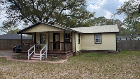 Photo of 201 Garbon Drive, Summerville, SC 29485 (MLS # 26008961)