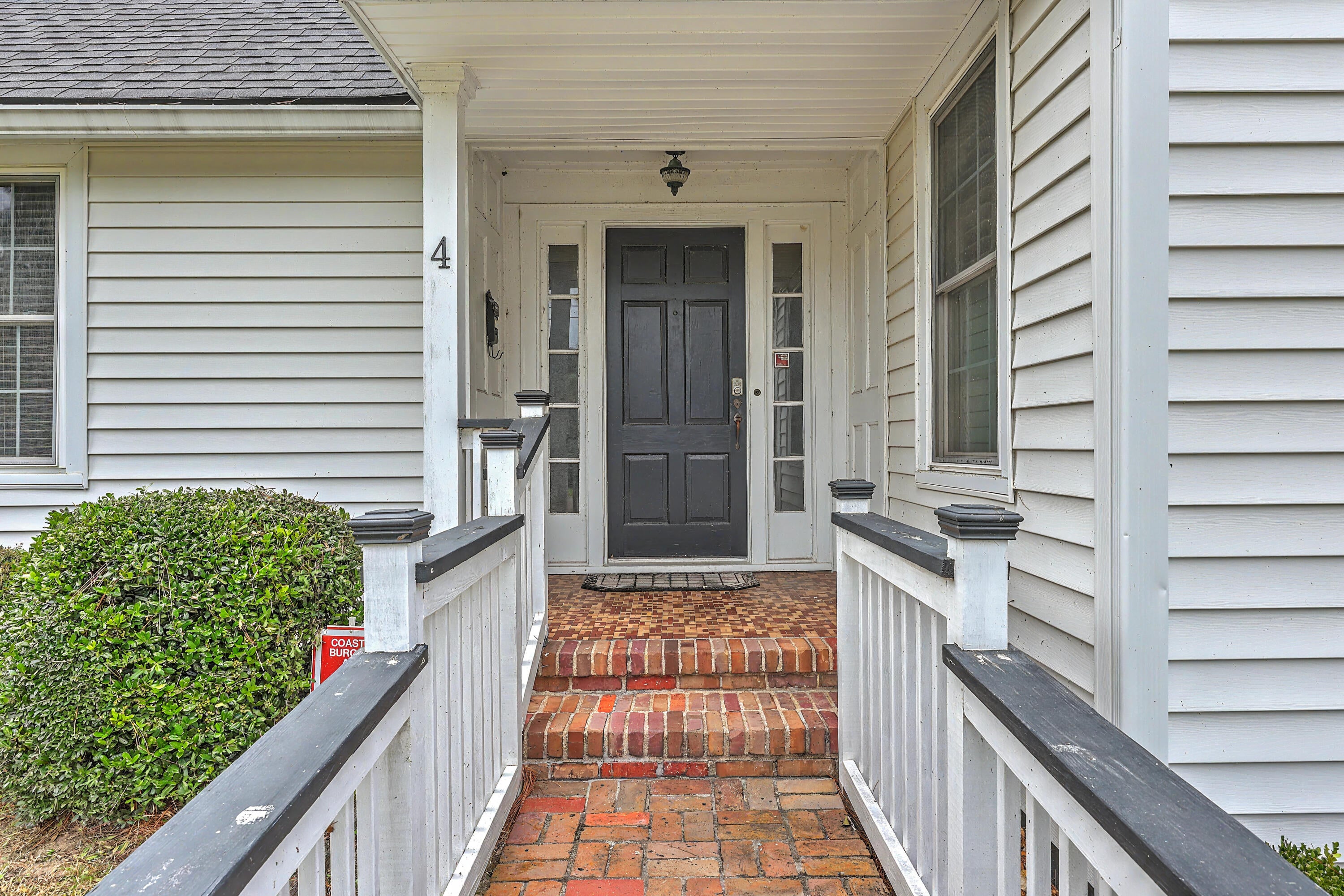 4 Oakdale Place