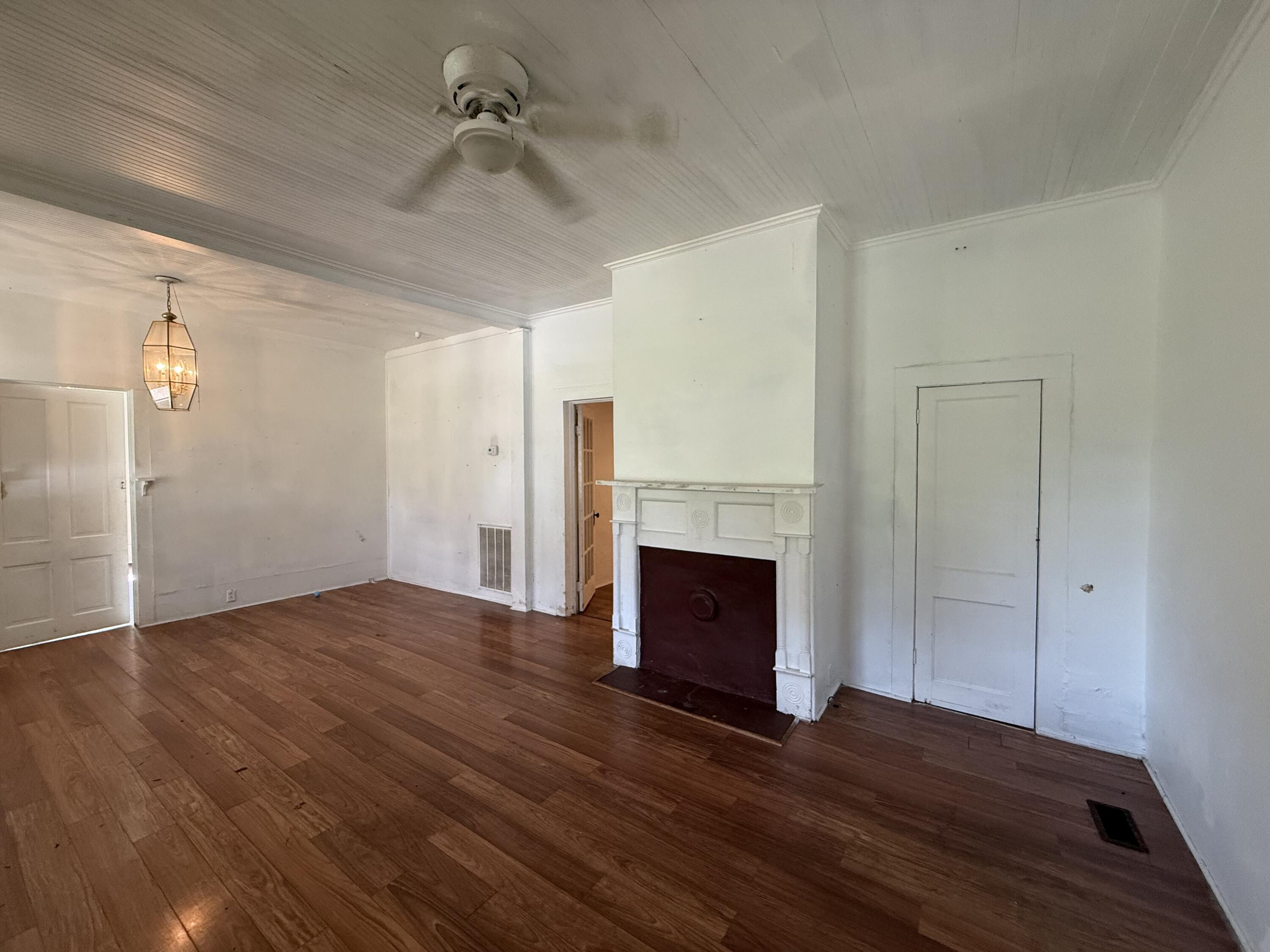 121 W Baruch Street