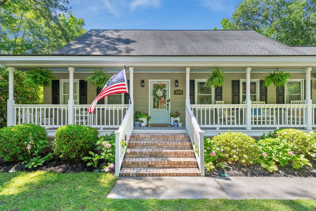 Photo of 319 Middleton Boulevard, Summerville, SC 29485 (MLS # 26015022)