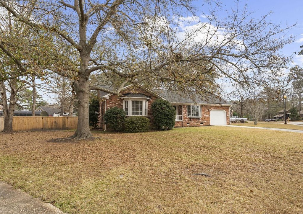 Photo of 302 Chessington Circle, Summerville, SC 29485 (MLS # 26001051)