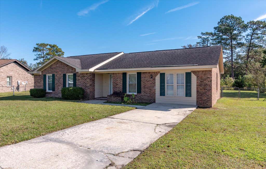Photo of 1318 Hampton Drive, Summerville, SC 29486 (MLS # 26021618)