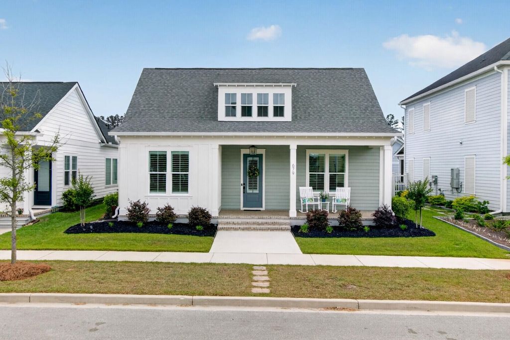 Photo of 679 Blueway Avenue, Summerville, SC 29486 (MLS # 26012594)