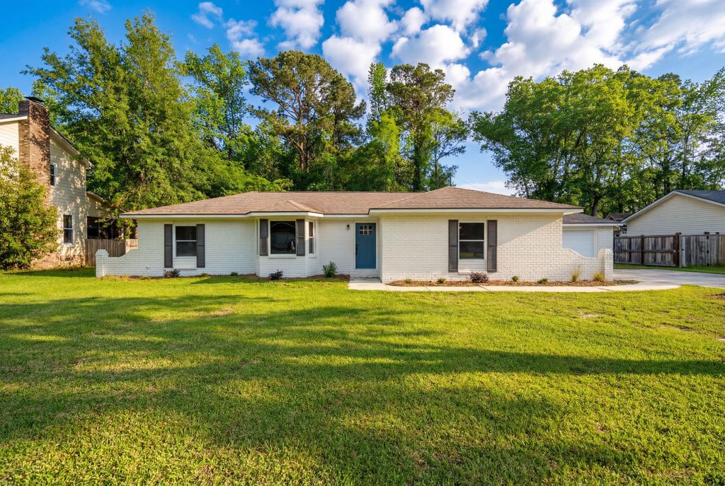 Photo of 230 Smythe Drive, Summerville, SC 29485 (MLS # 26008575)