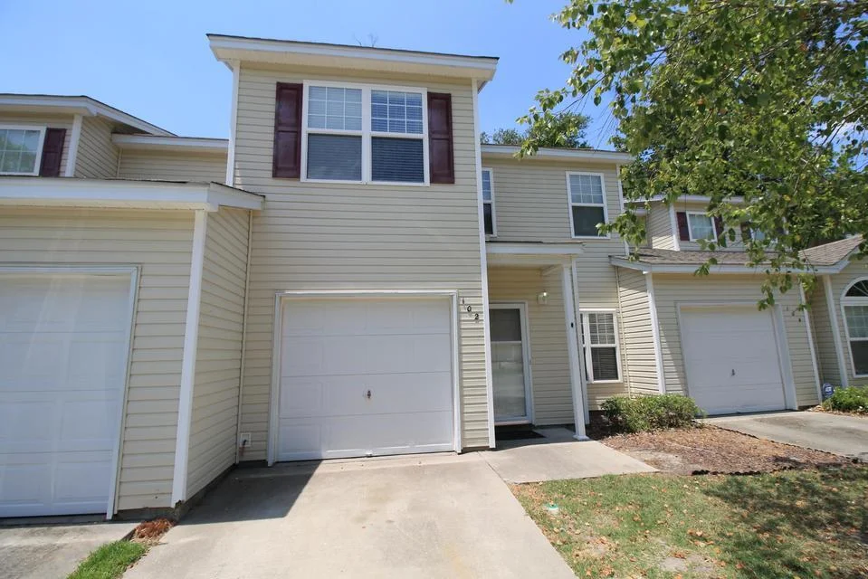 102 Chestnut Oaks Court