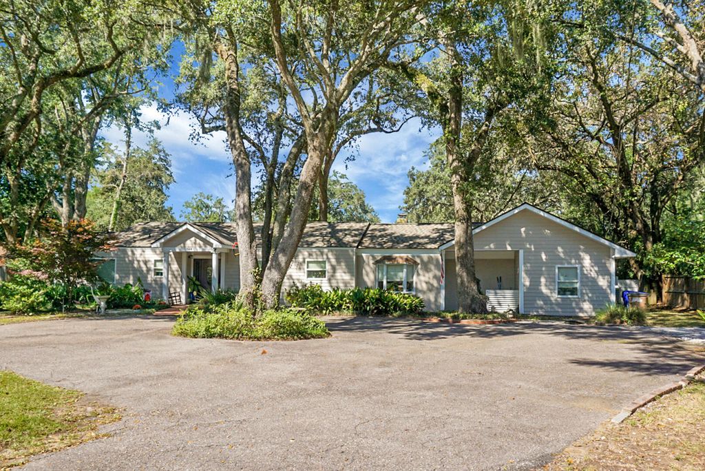 Photo of 544 Fort Johnson Road, Charleston, SC 29412 (MLS # 25028399)