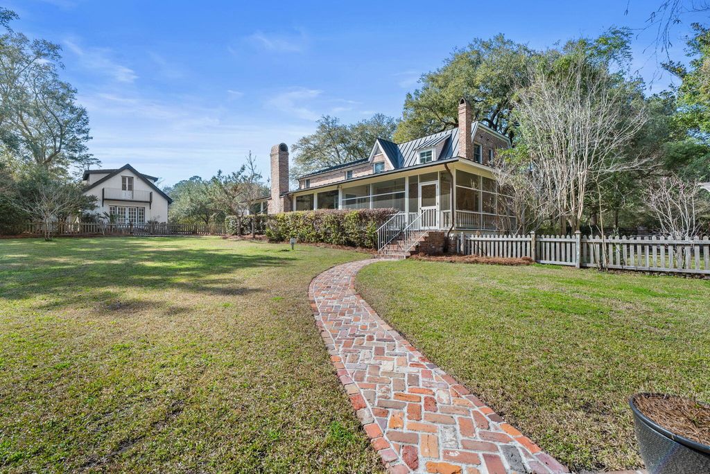 Photo of 100 W Walker Drive, Summerville, SC 29483 (MLS # 26006728)