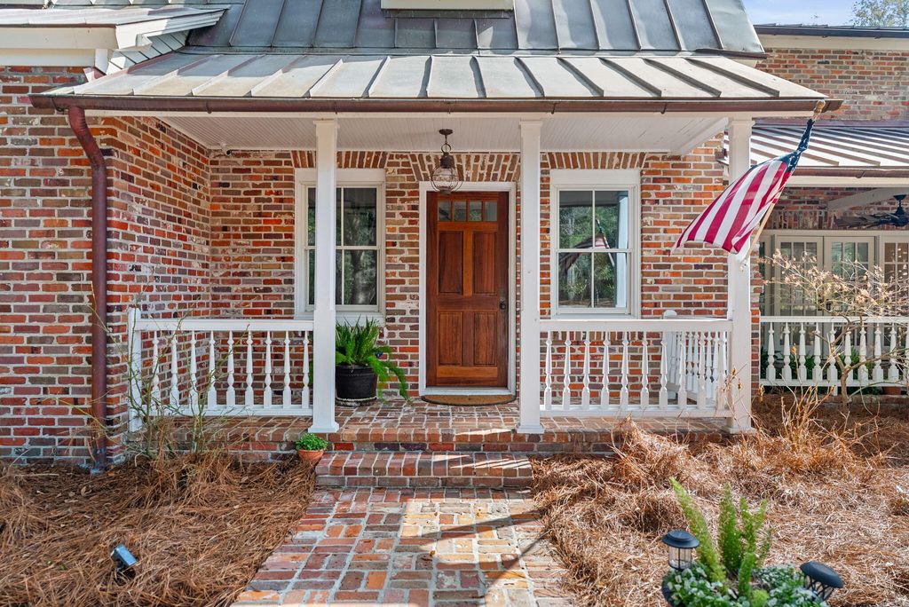 Photo of 100 W Walker Drive, Summerville, SC 29483 (MLS # 26006728)