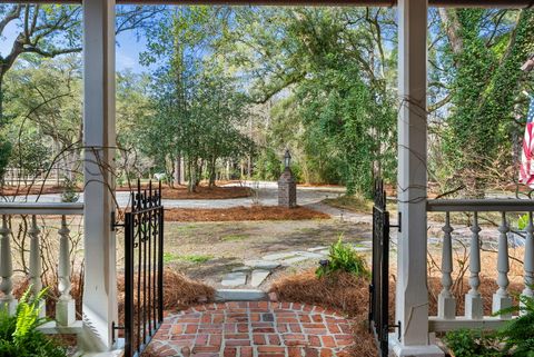 Photo of 100 W Walker Drive, Summerville, SC 29483 (MLS # 26006728)