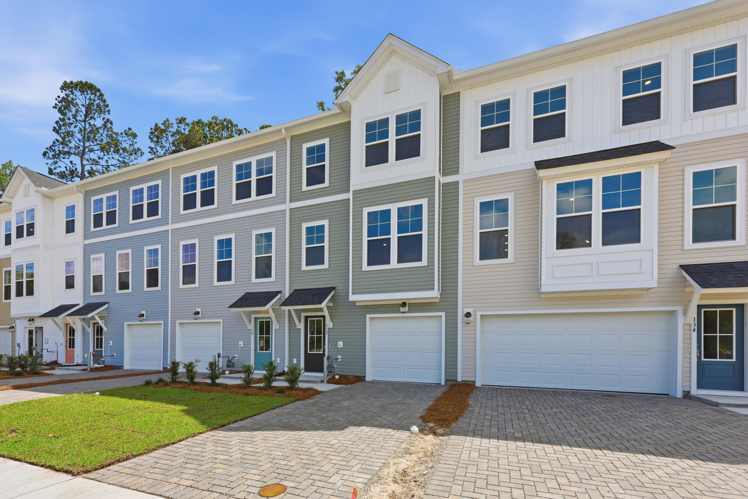 132 Fernbank Road Court
