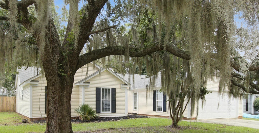 Photo of 201 Smithfield Avenue, Summerville, SC 29485 (MLS # 26020380)