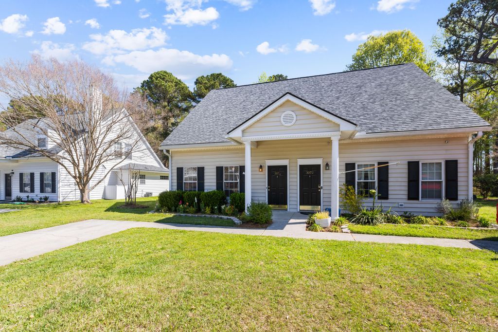 Photo of 3076 Queensgate Way, Mount Pleasant, SC 29466 (MLS # 26008756)