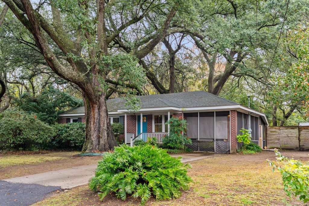 Photo of 930 Julia Street, Charleston, SC 29412 (MLS # 25031839)