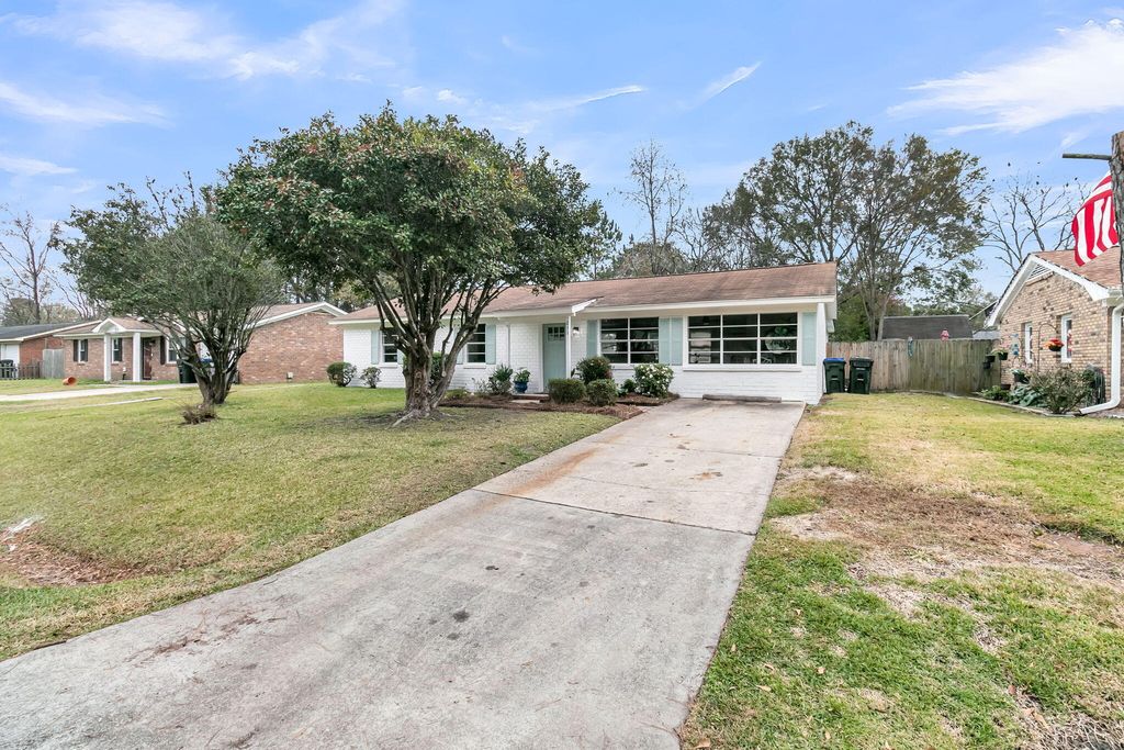 Photo of 211 Gardenia Street, Summerville, SC 29483 (MLS # 25032003)