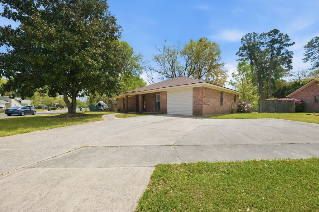 Photo of 101 Carriage Lane, Summerville, SC 29486 (MLS # 26008931)