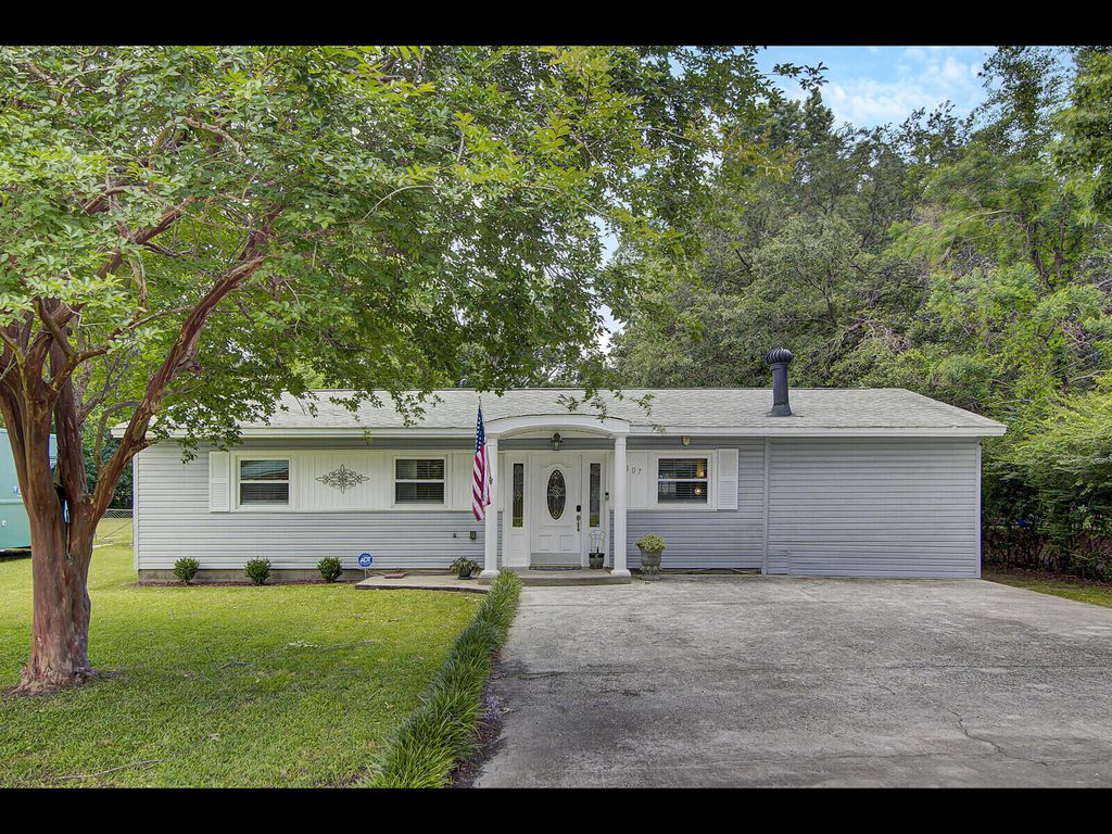 Photo of 1107 Hawthorne Road, Hanahan, SC 29410 (MLS # 26011949)