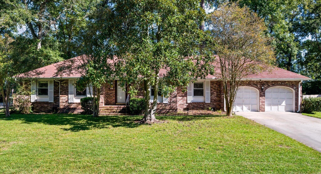 Photo of 201 Stratford Drive, Summerville, SC 29485 (MLS # 26028441)