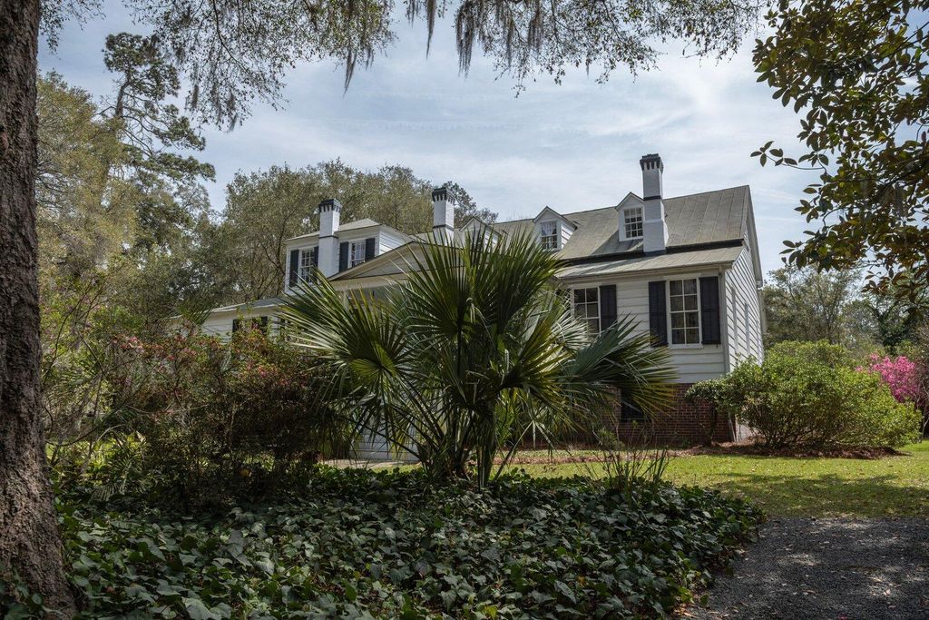 Photo of 517 W Carolina Avenue, Summerville, SC 29483 (MLS # 25030544)