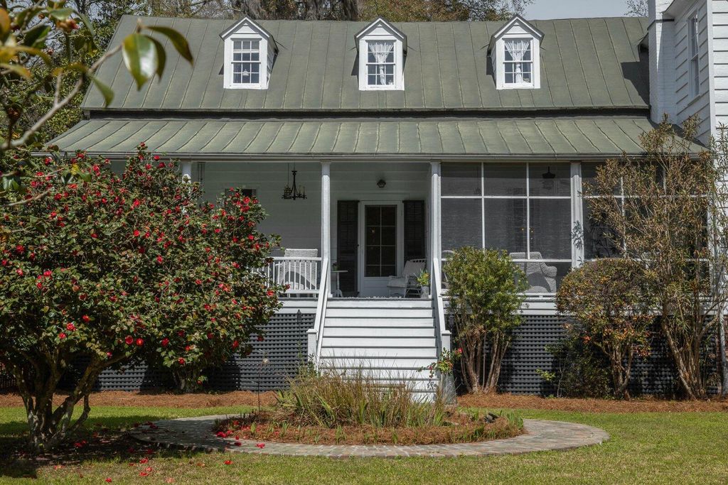 Photo of 517 W Carolina Avenue, Summerville, SC 29483 (MLS # 25030544)