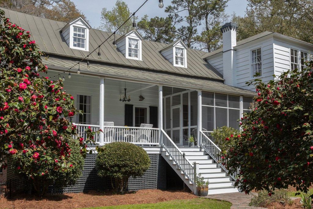 Photo of 517 W Carolina Avenue, Summerville, SC 29483 (MLS # 25030544)