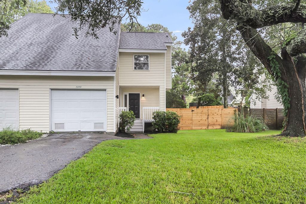 Photo of 1225 Valley Forge Drive, Charleston, SC 29412 (MLS # 25031440)
