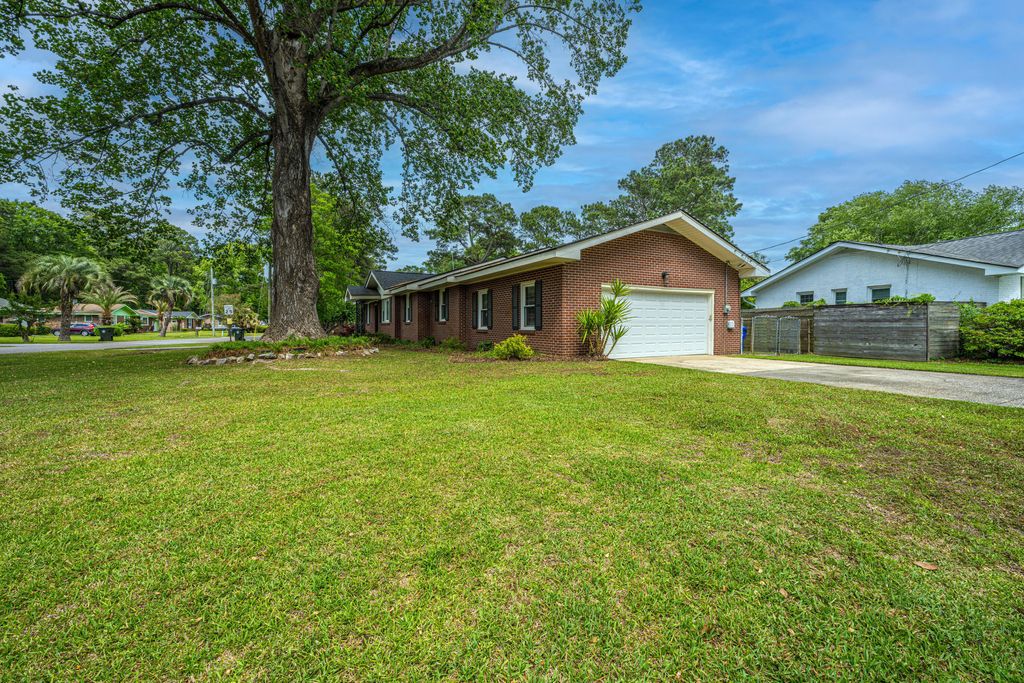 Photo of 1400 W Lenevar Drive, Charleston, SC 29407 (MLS # 26012393)