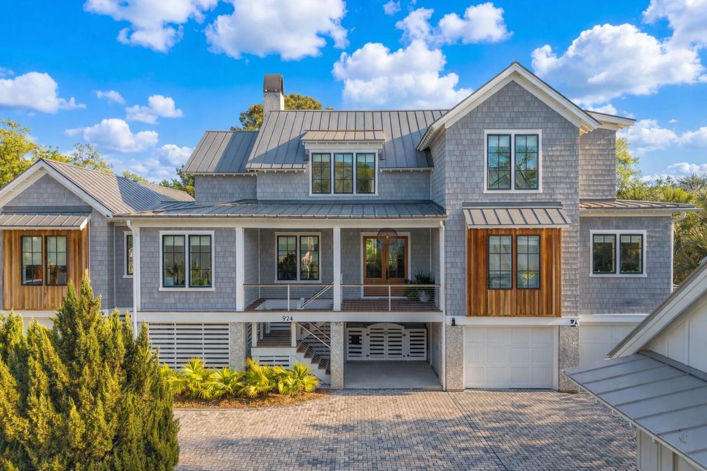 Photo of 924 Pitt Street, Mount Pleasant, SC 29464 (MLS # 26010360)