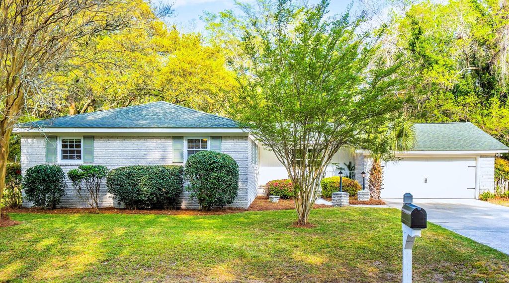 Photo of 1122 Wellington Dr, Charleston, SC 29412 (MLS # 26009420)