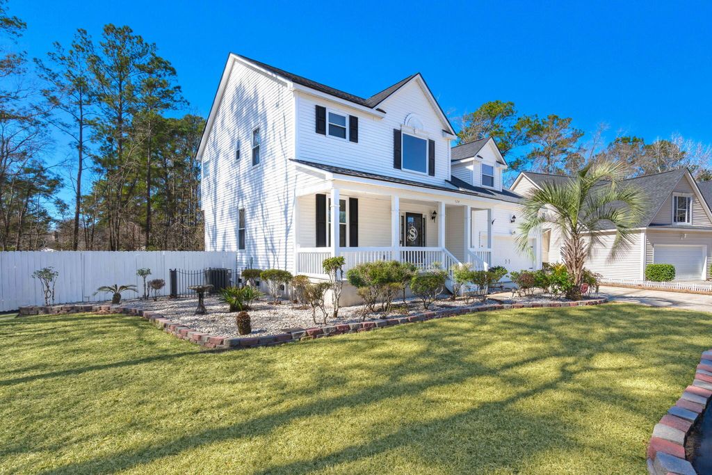 Photo of 124 Evesham Drive, Summerville, SC 29485 (MLS # 26007069)