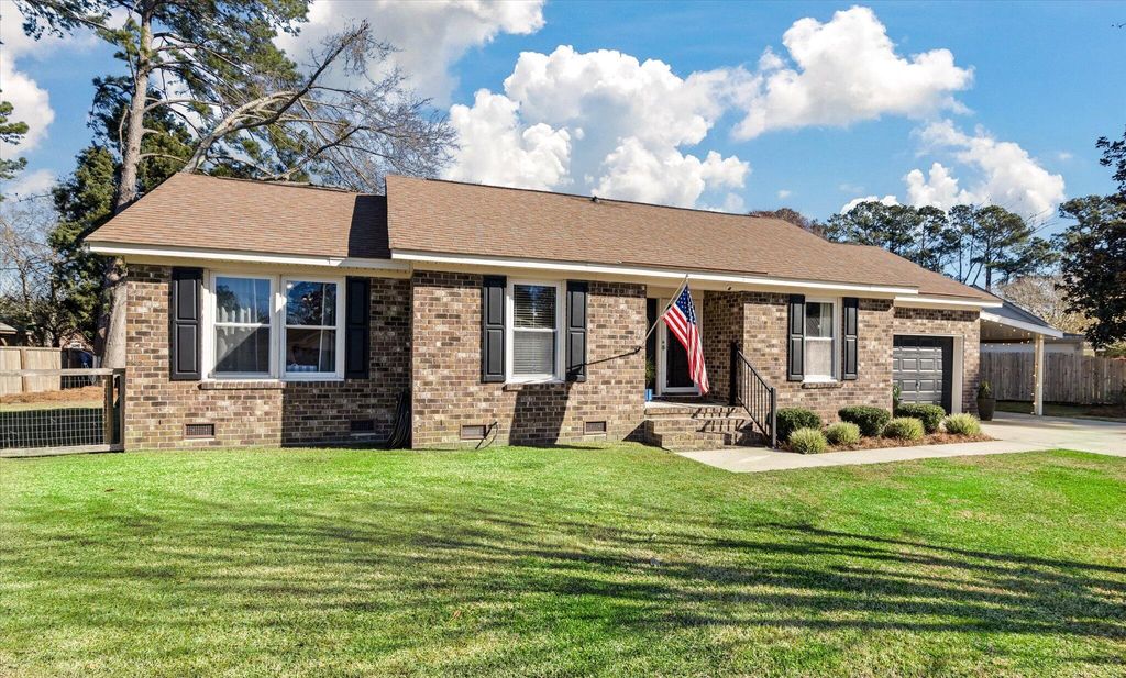 Photo of 102 Ellen Court, Summerville, SC 29483 (MLS # 26001603)